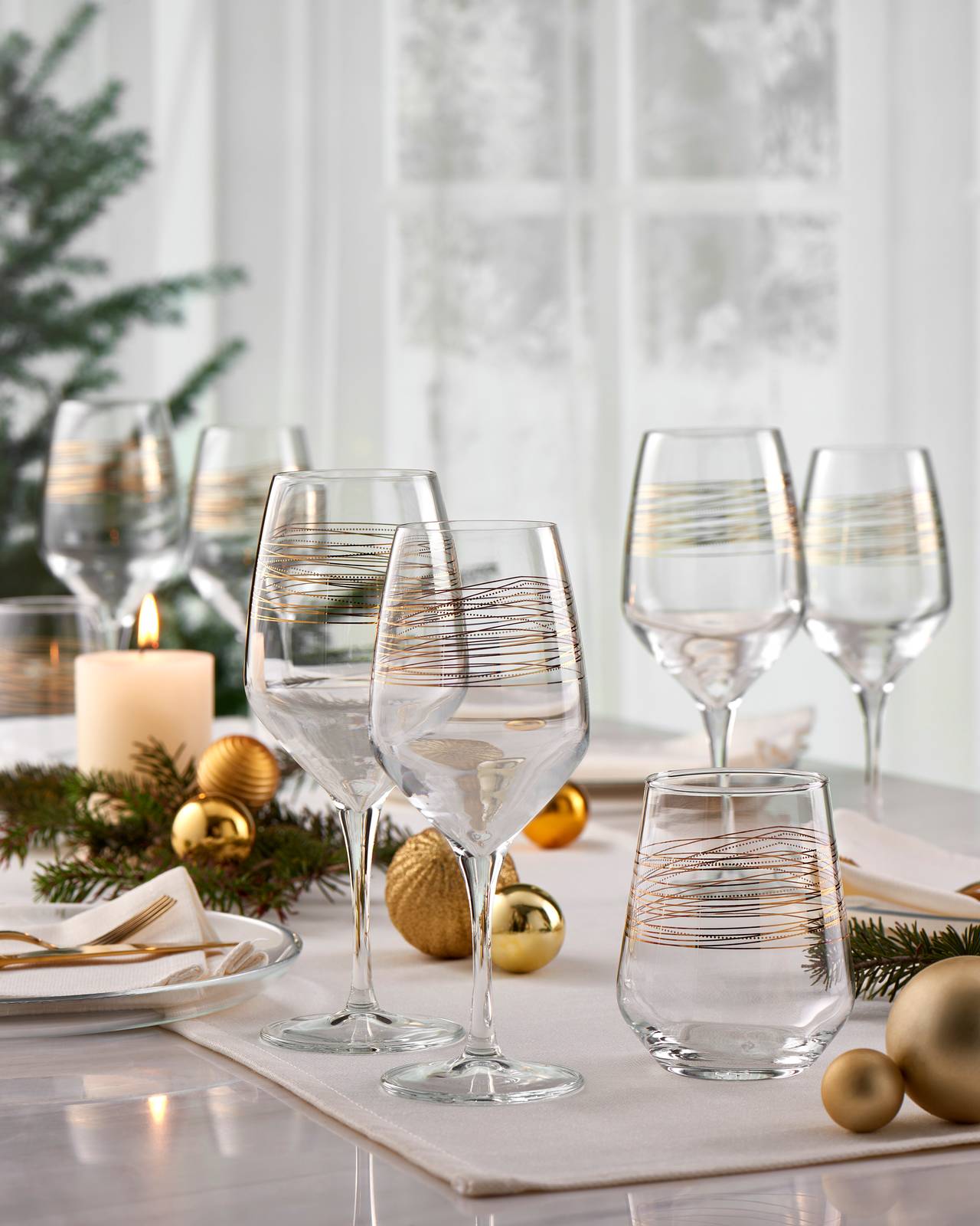 Tavola di Capodanno con runner e servizio di bicchieri di Pasabahce