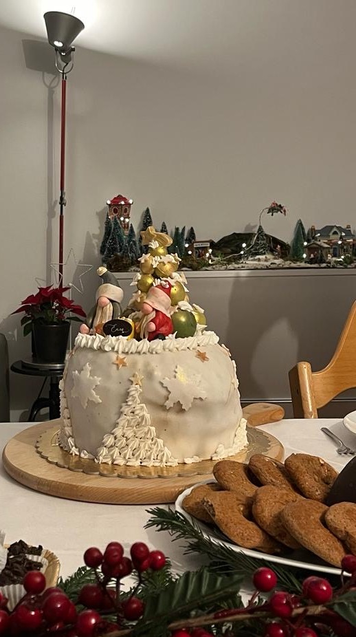 Tavola di Capodanno panettone come centrotavola