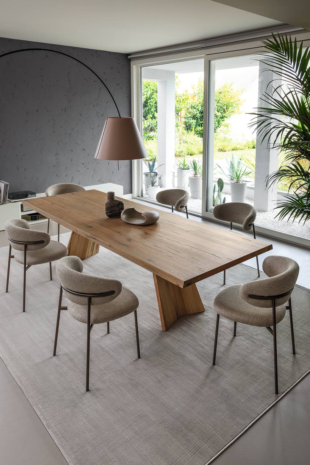 Tavolo Icaro di Calligaris Capsule Collection 2024. La sua presenza scenica si fa notare. Come Icaro, spicca il volo per le sue linee distintive e in questa versione in legno naturale e piano in massello è protagonista nelle case con una personalità decisa.