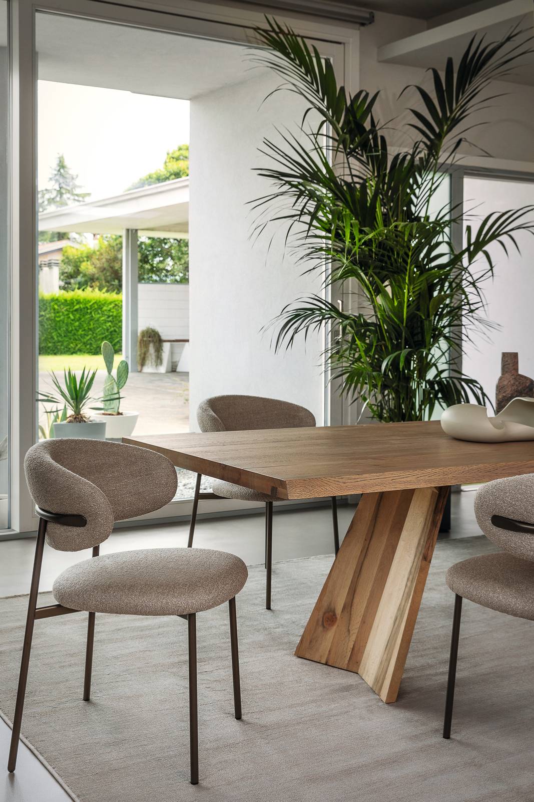 Poltroncina Oleandro di Calligaris - Capsule Collection 2024. Sempre elegante ed allo stesso tempo comoda, grazie alle cinghie elastiche che supportano il sedile, la poltroncina Oleandro si aggiunge alla famiglia della stessa linea. Disponibile con la struttura in legno ed in metallo, per un maggiore impatto scenico nel vostro living.