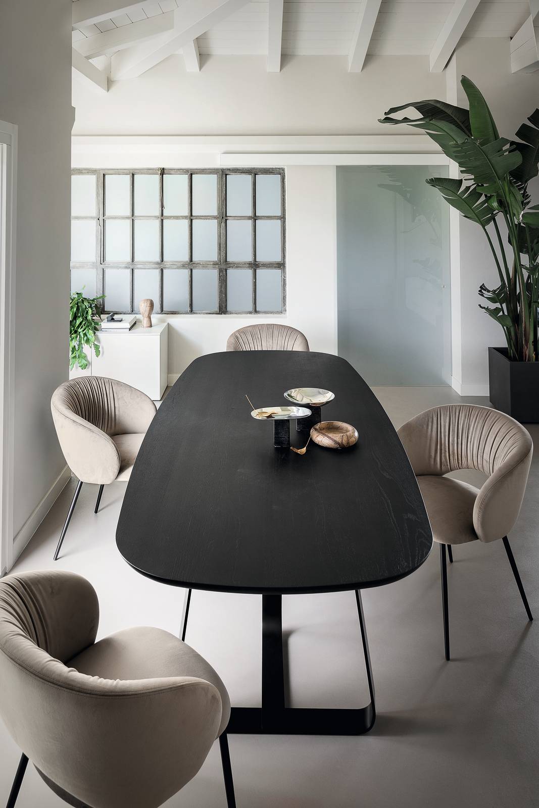 Tavolo Sunshine di Calligaris - Capsule Collection 2024. I nuovi piani in legno donano spessore e personalità a Sunshine che ben si adatta a molteplici stili abitativi. Grazie all’ampia scelta di finiture del basamento diviene attore principale nella zona living o nello studio.