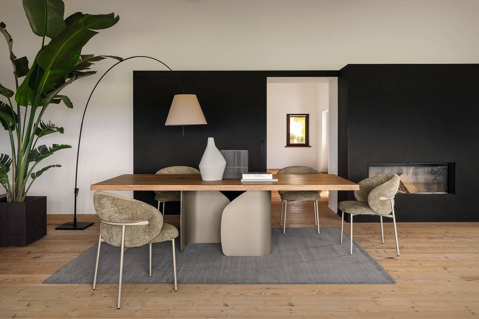 Tavolo Twins di Calligaris - Capsule Collection 2024. Tra il classico ed il moderno e dotato di forte presenza scenica, il tavolo Twins assume una personalità diversa con l’integrazione dei nuovi piani in legno. Un gioco di contrasti tra materiali e spessori che renderà esclusivo il vostro ambiente.