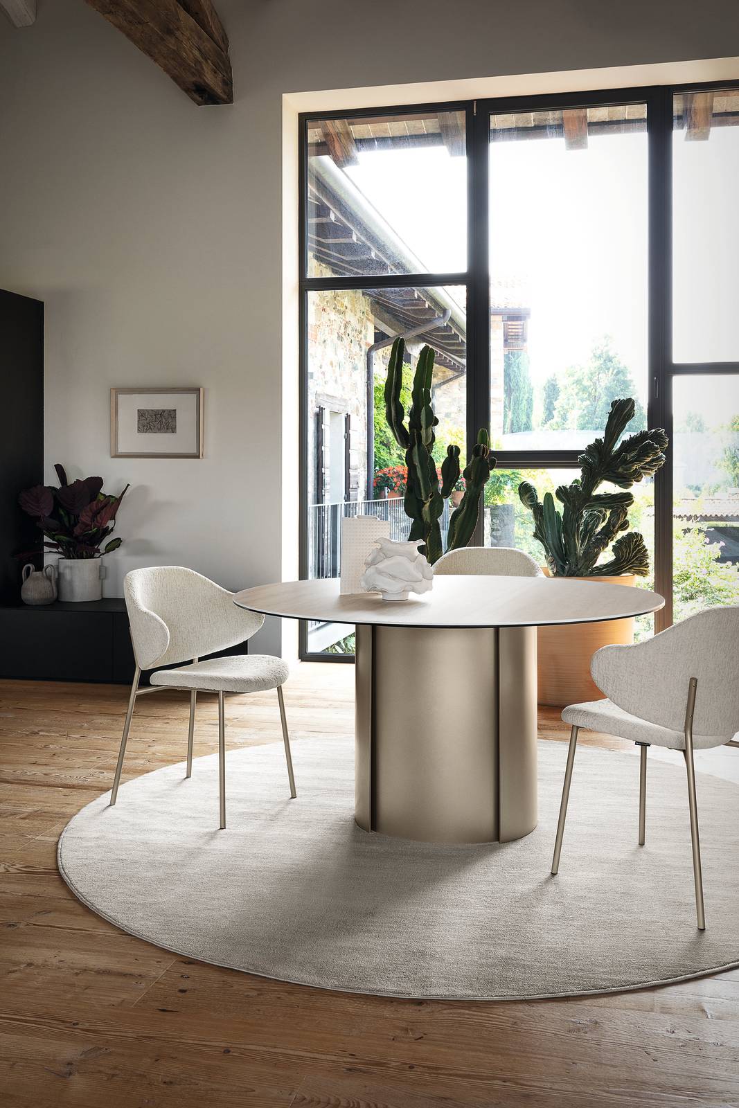 Tavolo Yoroi di Calligaris - Capsule Collection 2024. Sempre elegante ed importante ma leggero, Yoroi amplia la sua gamma con una rivisitazione della base in un unico materiale, il metallo, mantenendo le sue linee originali e le numerose varianti di piano sia fisso che allungabile.