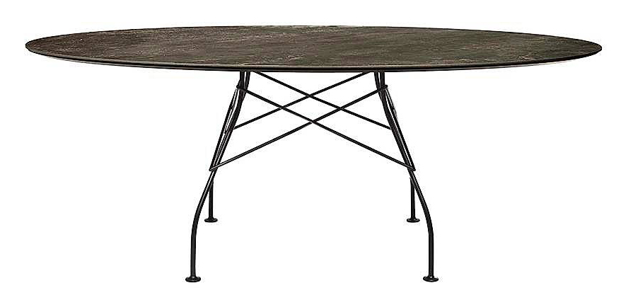 Design Antonio Citterio con Oliver Löw, con piano ovale in marmo nero e base in acciaio, Glossy di Kartell misura L 192 x P 118 x H 71 cm. Prezzo 3.140 euro. www.kartell. com Design Antonio Citterio con Oliver Löw, con piano ovale in marmo nero e base in acciaio, Glossy di Kartell misura L 192 x P 118 x H 71 cm. Prezzo 3.140 euro. www.kartell. com