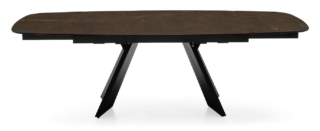 Icaro di Calligaris ha il basamento rovere scuro e il piano in ceramica accoppiata vetro effetto marmo nero. Misura L 199 x P 100 x H 75,5 cm. Prezzo 3.348 euro. www.calligaris.com Icaro di Calligaris ha il basamento rovere scuro e il piano in ceramica accoppiata vetro effetto marmo nero. Misura L 199 x P 100 x H 75,5 cm. Prezzo 3.348 euro. www.calligaris.com