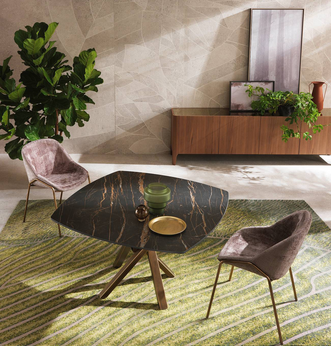 Con piano fisso in ceramica Noir Desir opaco, spessore 12 mm, Shangai Square di Rilfessi ha la base in ottone spazzolato a mano. Nella misura L 100 x P 100 x H 75 cm prezzo 2.635 euro. www.riflessi.it Con piano fisso in ceramica Noir Desir opaco, spessore 12 mm, Shangai Square di Rilfessi ha la base in ottone spazzolato a mano. Nella misura L 100 x P 100 x H 75 cm prezzo 2.635 euro. www.riflessi.it