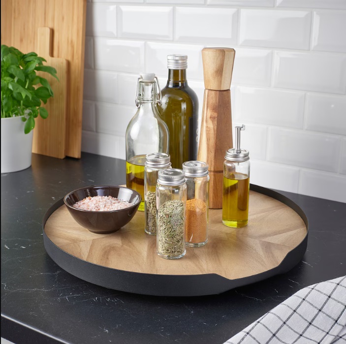 Il vassoio girevole Småäta è una soluzione smart per ogni appassionato di cucina. Permette infatti di facilitare le operazioni in cucina: basta un semplice giro per avvicinare condimenti e piattini. Ha un telaio in metallo e una impiallacciatura di acacia. Prezzo 29,95 euro.
