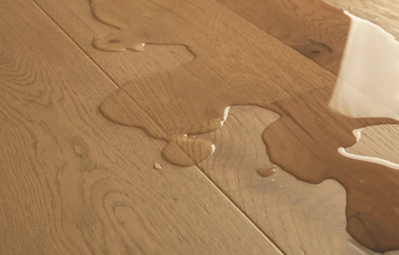 Le nuove collezioni di pavimenti in legno Cala e Amato di Quick Quick-Step assicurano un pavimento perfetto anche in ambienti umidi come cucine e bagni, con una protezione garantita contro l’acqua stagnante fino a 72 ore. Grazie al trattamento esclusivo Wood for Life, la superficie e le bisellature delle doghe in parquet diventano idrorepellenti, con l’ulteriore vantaggio di resistere efficacemente a sporco e batteri. Quick-Step ha inoltre perfezionato il suo sistema di incastro brevettato Uniclic per proteggere anche la parte più vulnerabile del pavimento da infiltrazioni di liquidi. Il segreto di questa tecnologia è il cuore delle doghe in HDF: la combinazione unica di alta densità e precisione di taglio, proprie di questo materiale, è essenziale per ottenere una tenuta stagna ottimale, prevenendo l’insinuarsi dell’acqua tra le doghe e mantenendo intatta la bellezza del legno. Le nuove collezioni di pavimenti in legno Cala e Amato di Quick Quick-Step assicurano un pavimento perfetto anche in ambienti umidi come cucine e bagni, con una protezione garantita contro l’acqua stagnante fino a 72 ore. Grazie al trattamento esclusivo Wood for Life, la superficie e le bisellature delle doghe in parquet diventano idrorepellenti, con l’ulteriore vantaggio di resistere efficacemente a sporco e batteri. Quick-Step ha inoltre perfezionato il suo sistema di incastro brevettato Uniclic per proteggere anche la parte più vulnerabile del pavimento da infiltrazioni di liquidi. Il segreto di questa tecnologia è il cuore delle doghe in HDF: la combinazione unica di alta densità e precisione di taglio, proprie di questo materiale, è essenziale per ottenere una tenuta stagna ottimale, prevenendo l’insinuarsi dell’acqua tra le doghe e mantenendo intatta la bellezza del legno.