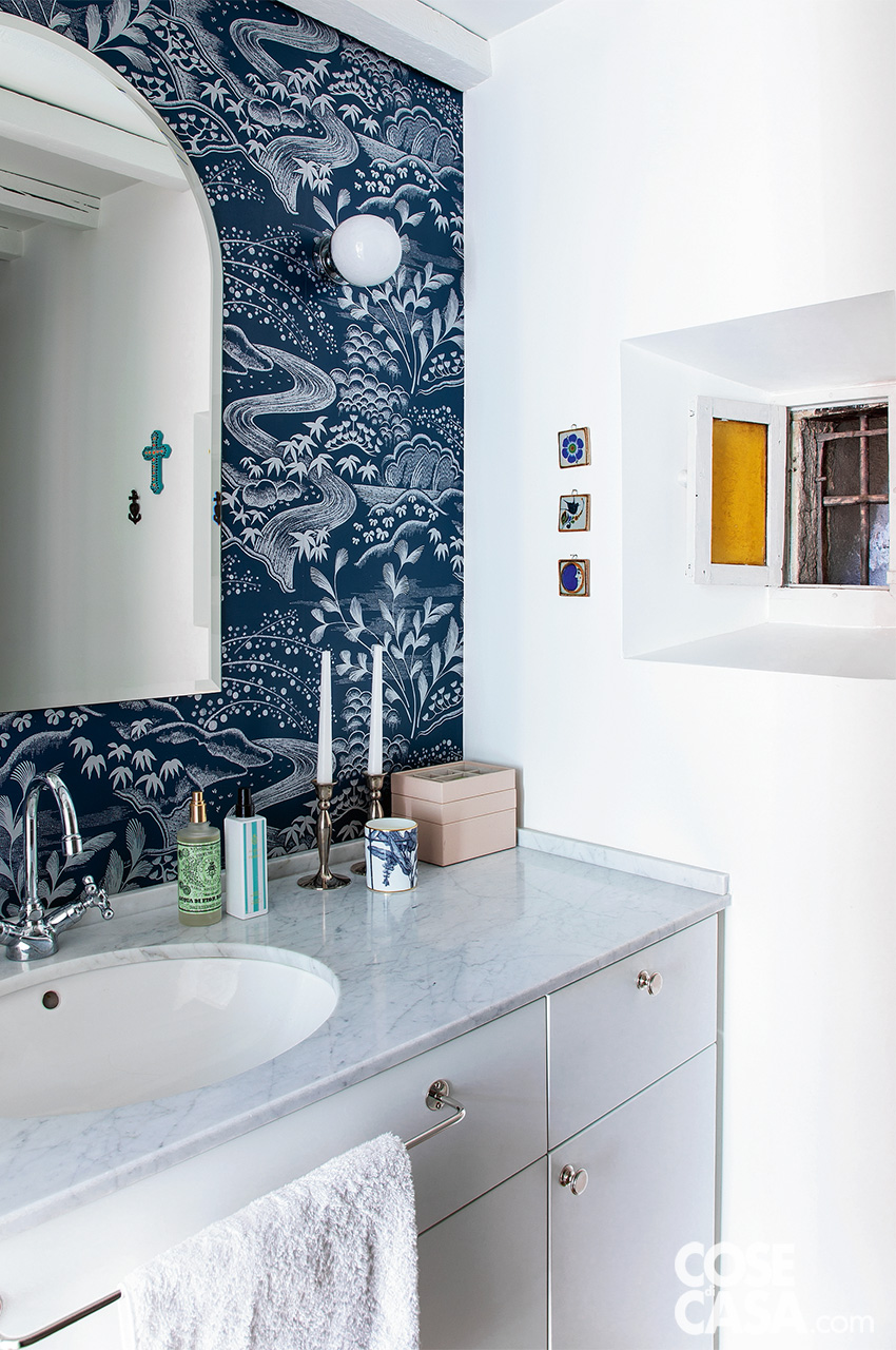 bagno bianco e carta da parati blu bagno bianco e carta da parati blu