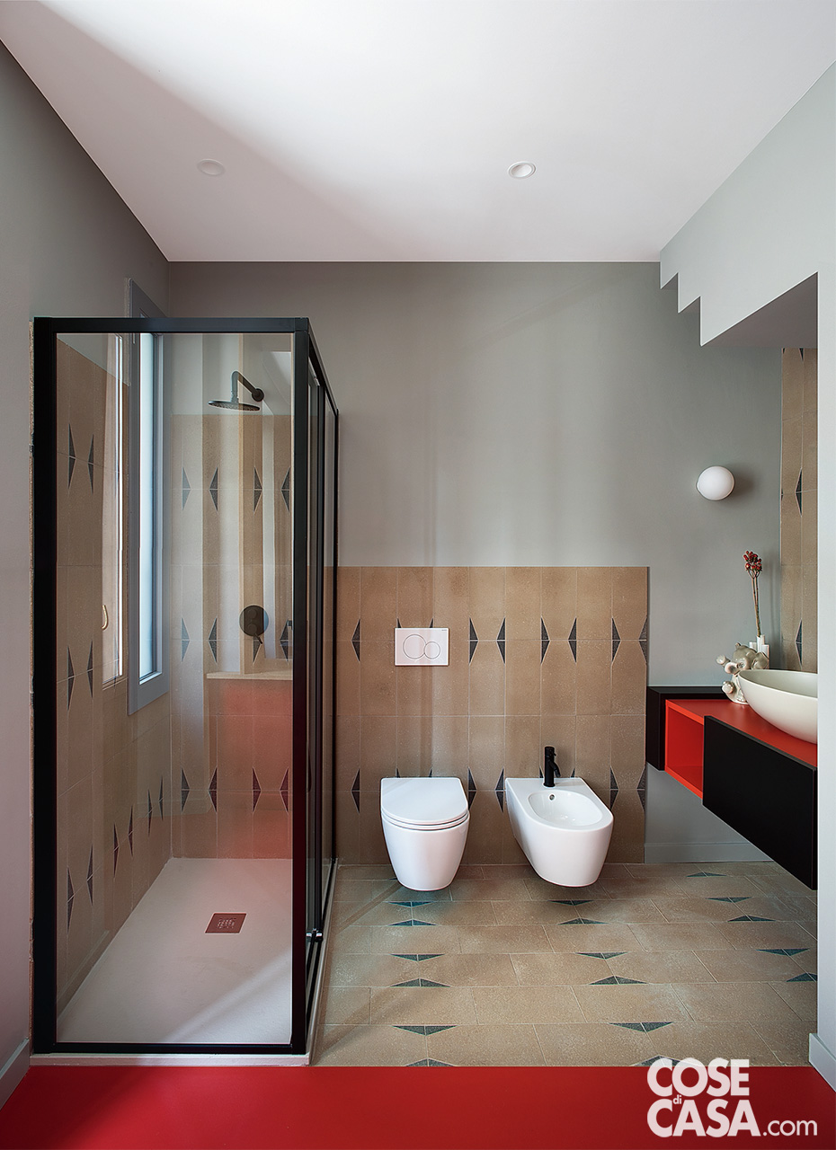 bagno con box doccia profili neri