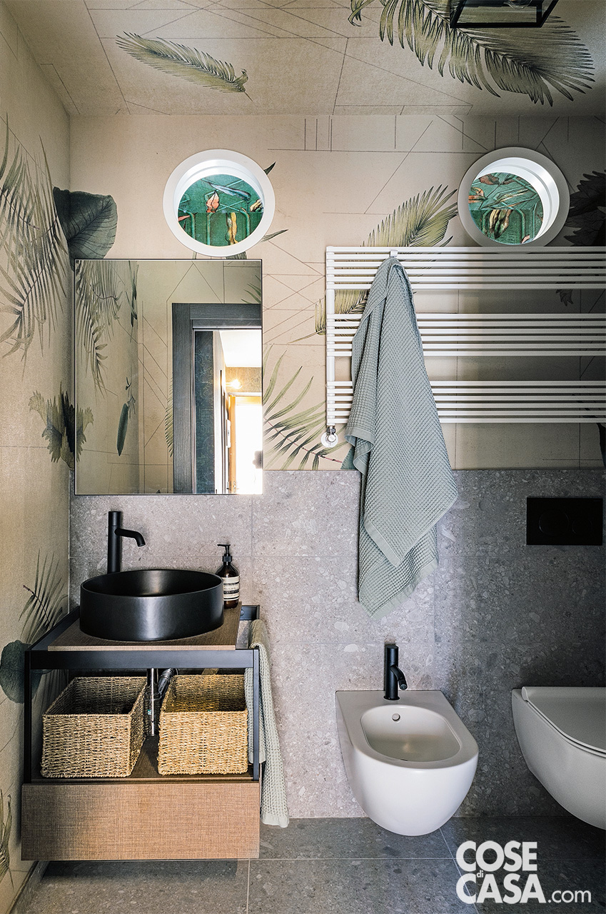 bagno con lavabo nero e carta da parati con foliage bagno con lavabo nero e carta da parati con foliage