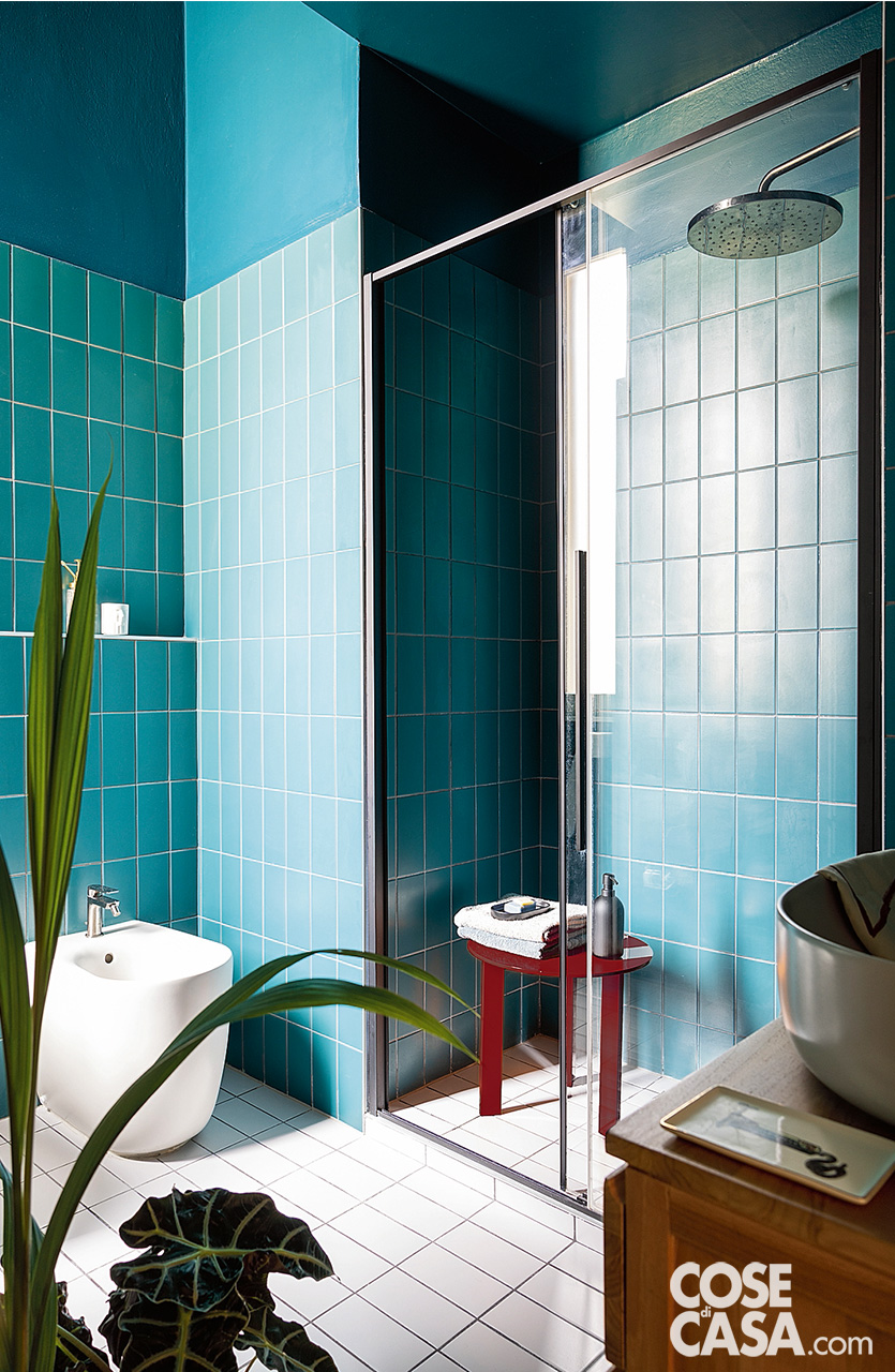 Bagno con piastrelle color petrolio a parete (anche nel box doccia) Bagno con piastrelle color petrolio a parete (anche nel box doccia)