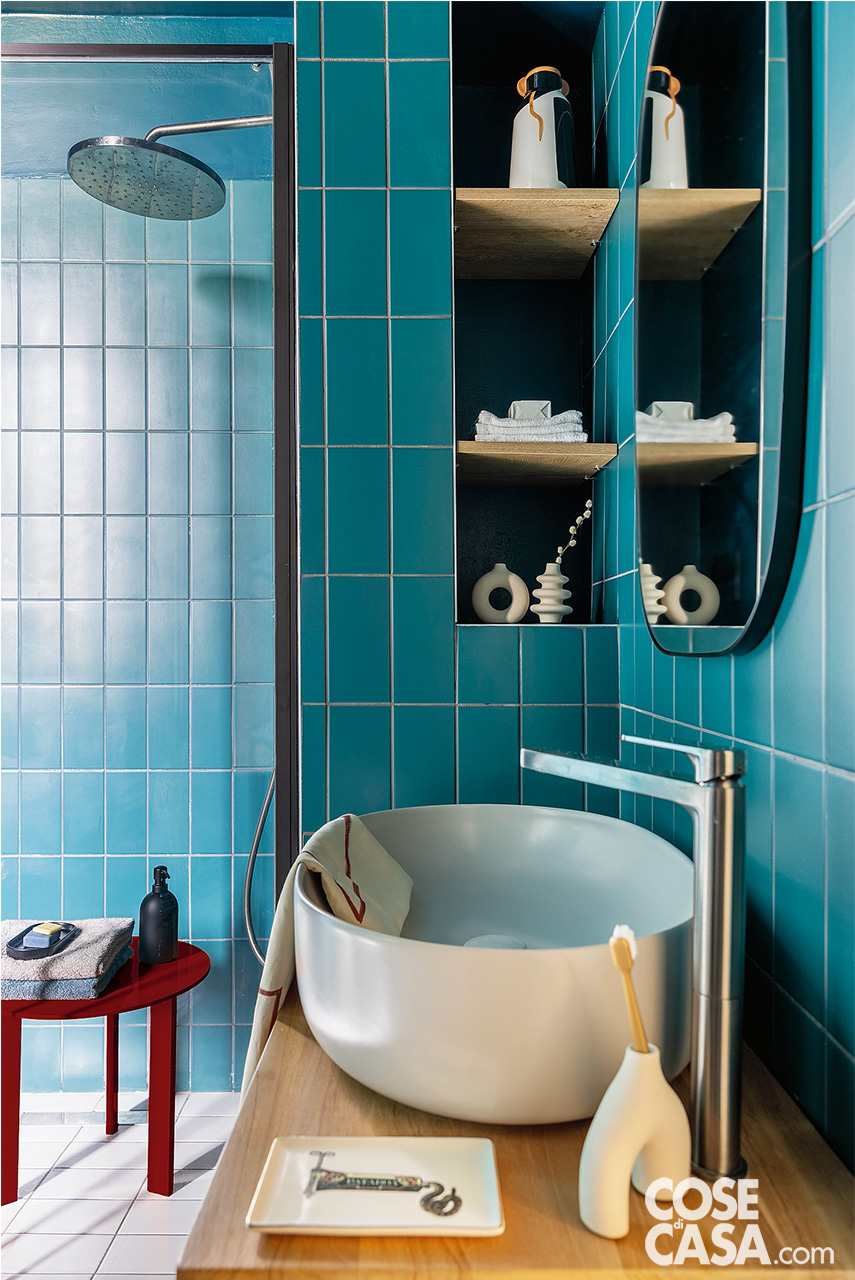 Dettaglio del lavabo ovale d'appoggio nel bagno Dettaglio del lavabo ovale d'appoggio nel bagno