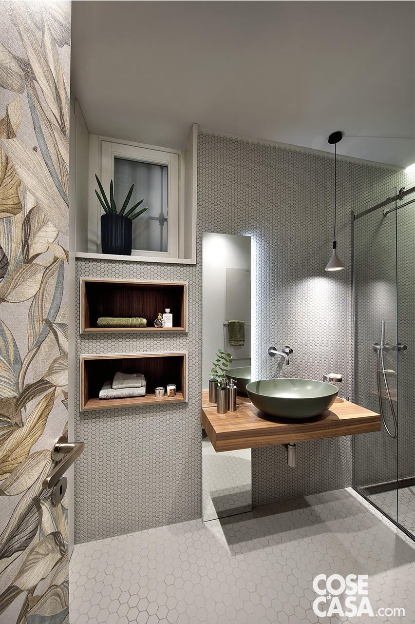 bagno grigio con rivestimenti in mosaico esagonale