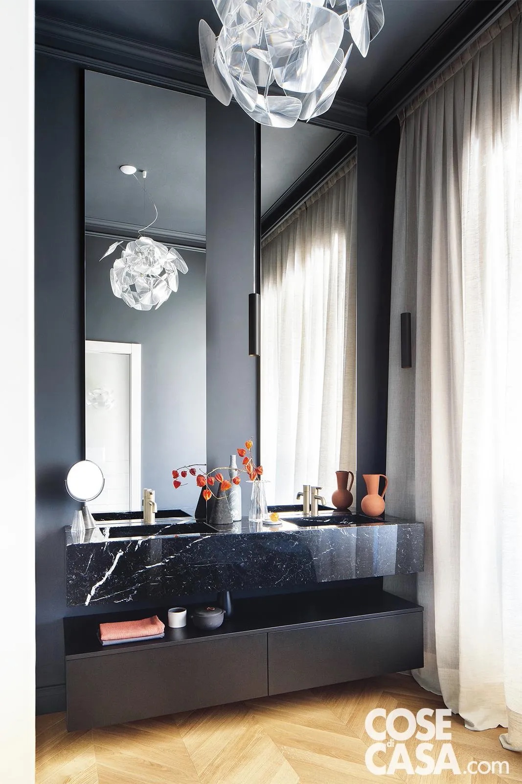 Bagno con parquet rovere posato a spina di pesce con parete e mobili neri e lavabi integrati in un blocco di marmo Marquina, nero venato di bianco. Progetto: Studio Tenca Associati. Foto: Riccardo Gasperoni. Styling: Irene Baratto. Bagno con parquet rovere posato a spina di pesce con parete e mobili neri e lavabi integrati in un blocco di marmo Marquina, nero venato di bianco. Progetto: Studio Tenca Associati. Foto: Riccardo Gasperoni. Styling: Irene Baratto.