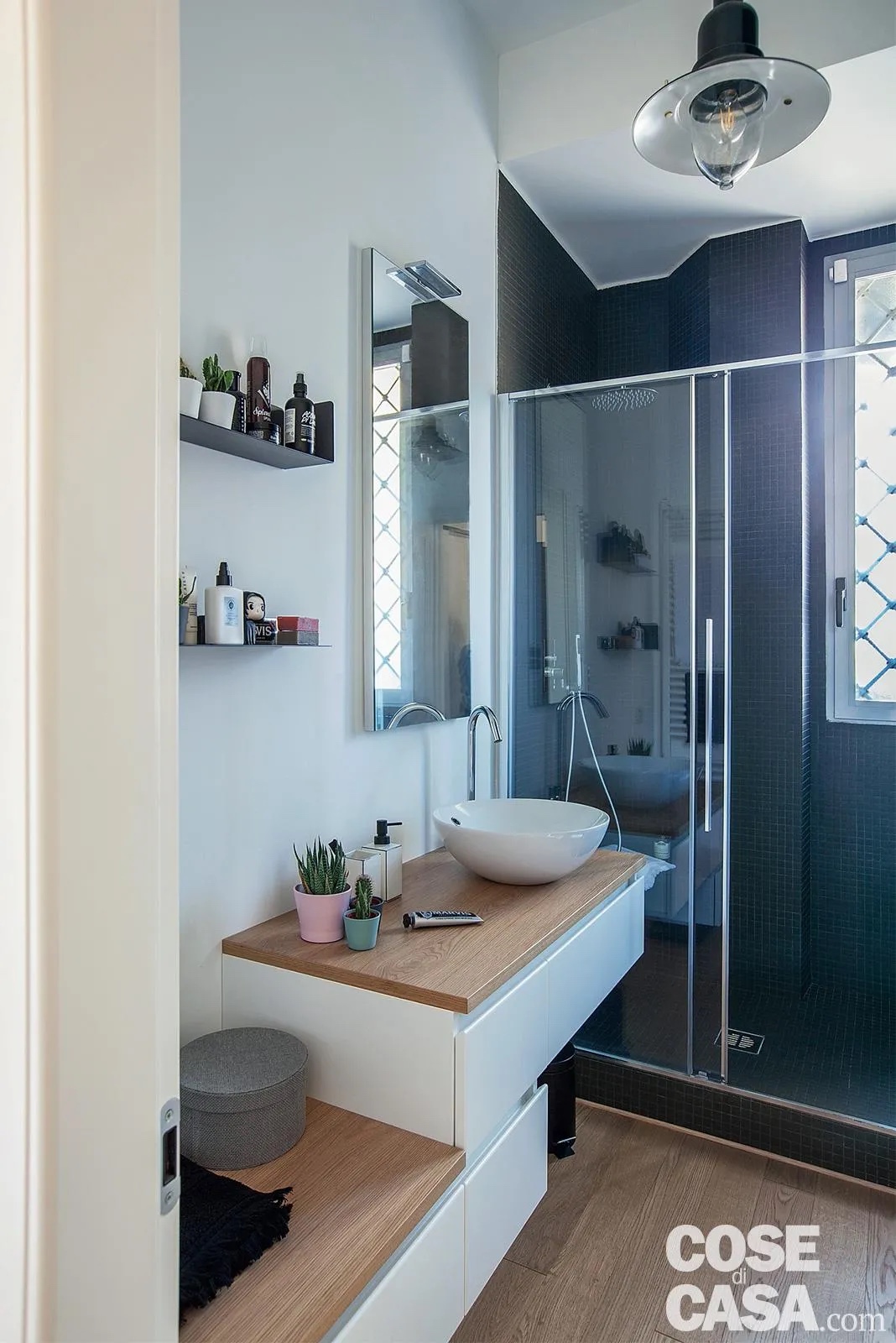 La collocazione della cabina doccia sotto la finestra "libera" lo spazio nel bagno, che è stato ingrandito per poter inserirla e che può ora ospitare anche un mobile dallo sviluppo più ampio. La differenziazione di rivestimenti e finiture ha permesso poi di scandire bene le diverse zone del piccolo ambiente di servizio. Foto: Cristina Galliena Bohman. Styling: Laura Mauceri. Progetto: PilotArchitetti, arch. Alessia Chiapperino, arch. Paolo Conforti, arch. Paola Di Salvo. La collocazione della cabina doccia sotto la finestra "libera" lo spazio nel bagno, che è stato ingrandito per poter inserirla e che può ora ospitare anche un mobile dallo sviluppo più ampio. La differenziazione di rivestimenti e finiture ha permesso poi di scandire bene le diverse zone del piccolo ambiente di servizio. Foto: Cristina Galliena Bohman. Styling: Laura Mauceri. Progetto: PilotArchitetti, arch. Alessia Chiapperino, arch. Paolo Conforti, arch. Paola Di Salvo.