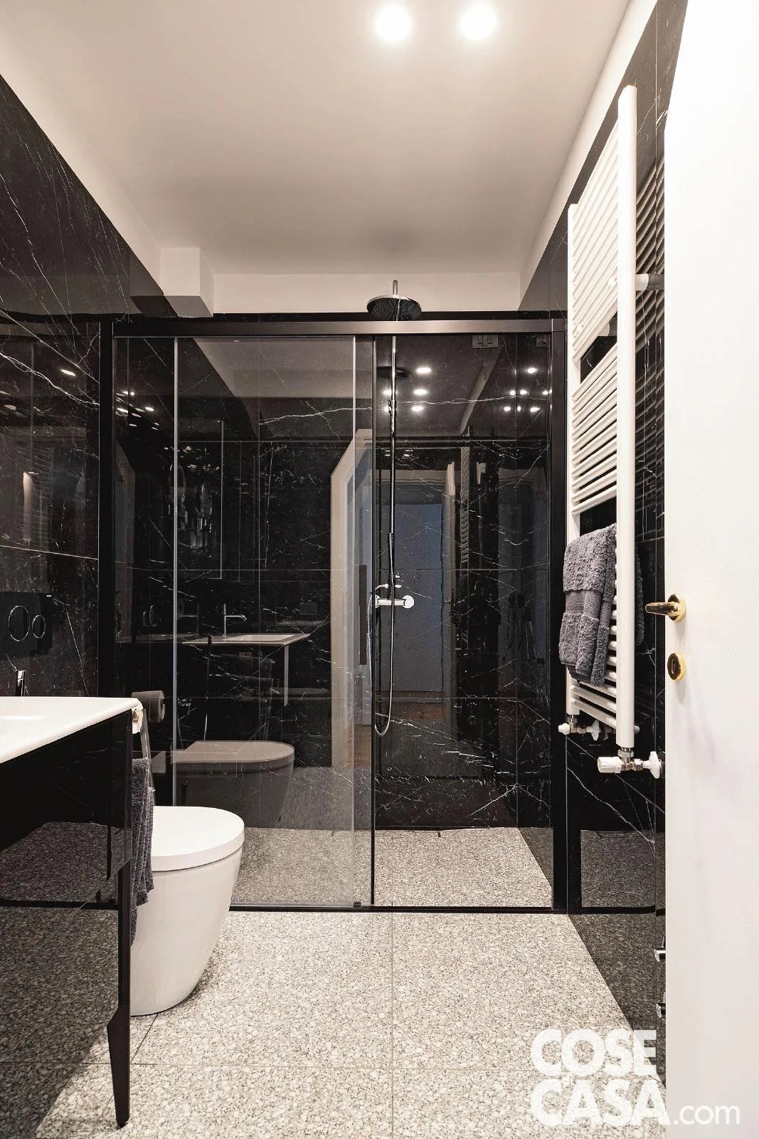 In questo bagno piccolo con maxi doccia, pavimento effetto seminato veneziano (di Florim) e cabina doccia (di Arblu) con profili neri, per lasciare spazio a un ampio mobile contenitore su misura, si è scelto di eliminare il bidet a favore di un water completo di doccino (è il modello DuraSquare di Duravit, duravit.it ). Foto: Armando Moneta. Progetto: Studio Andrea Castrignano. In questo bagno piccolo con maxi doccia, pavimento effetto seminato veneziano (di Florim) e cabina doccia (di Arblu) con profili neri, per lasciare spazio a un ampio mobile contenitore su misura, si è scelto di eliminare il bidet a favore di un water completo di doccino (è il modello DuraSquare di Duravit, duravit.it ). Foto: Armando Moneta. Progetto: Studio Andrea Castrignano.