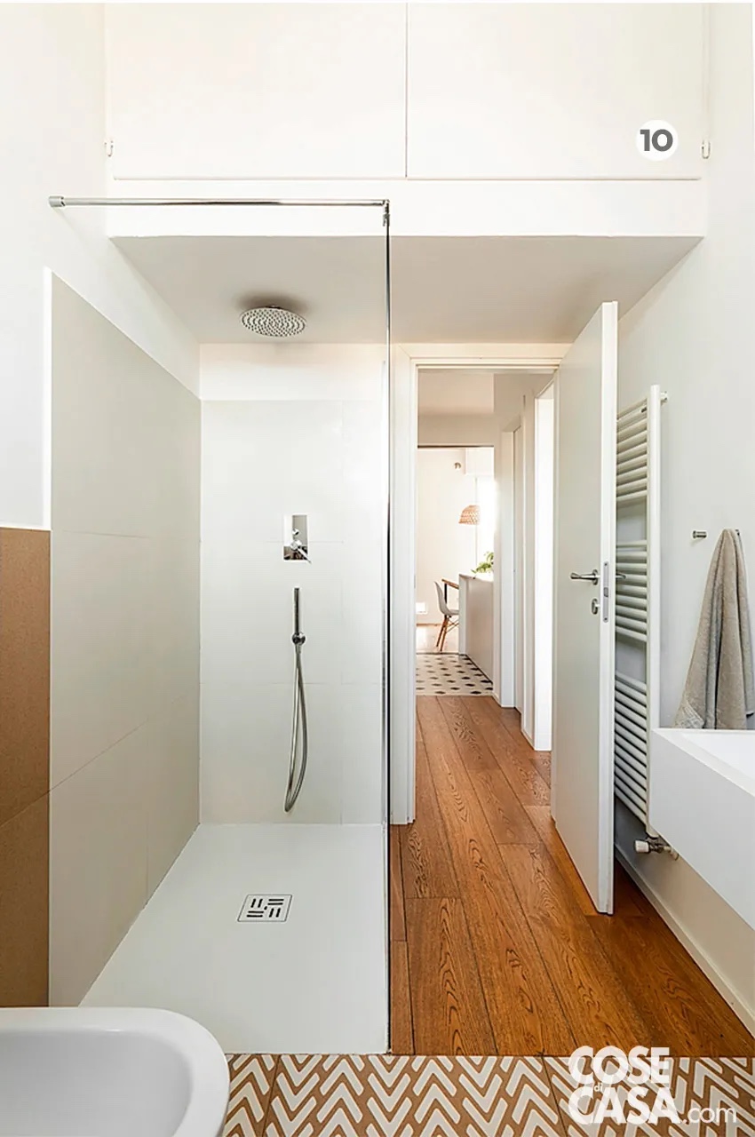 All’ingresso del bagno, sopra il nuovo box doccia walk-in, il soffitto è stato ribassato di circa 60 cm da una controsoffittatura in modo da ricavare un ripostiglio in quota, chiuso da due ante tinteggiate di bianco come le pareti. Dalla parte del corridoio, sopra la porta dell’ambiente di servizio, un altro ribassamento in cartongesso ha permesso di definire un secondo vano contenitore, in questo caso aperto, profondo circa 30 cm. Foto: Studio Daido. Progetto: O/A-Officina Abitare. All’ingresso del bagno, sopra il nuovo box doccia walk-in, il soffitto è stato ribassato di circa 60 cm da una controsoffittatura in modo da ricavare un ripostiglio in quota, chiuso da due ante tinteggiate di bianco come le pareti. Dalla parte del corridoio, sopra la porta dell’ambiente di servizio, un altro ribassamento in cartongesso ha permesso di definire un secondo vano contenitore, in questo caso aperto, profondo circa 30 cm. Foto: Studio Daido. Progetto: O/A-Officina Abitare.