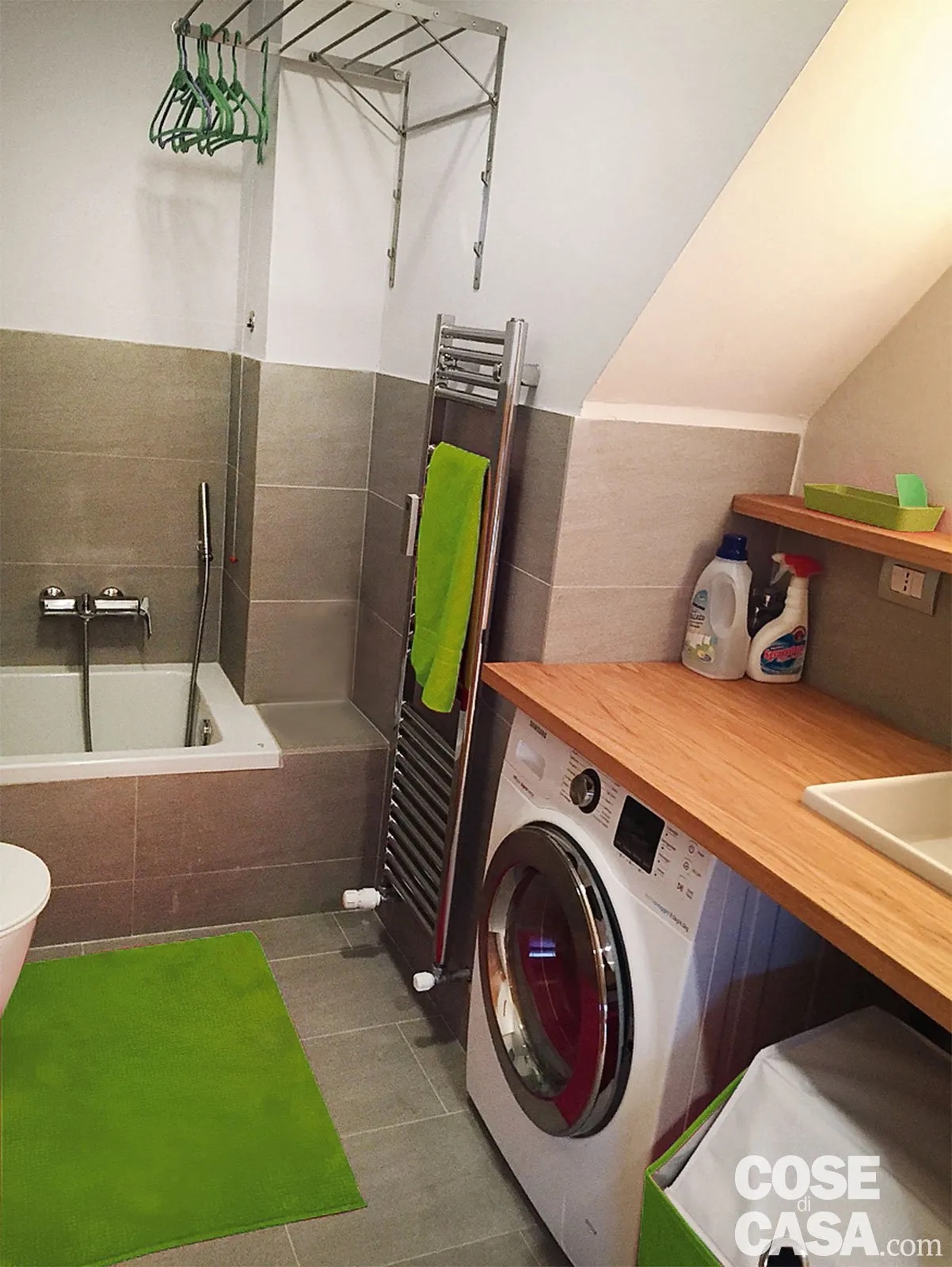 Anche in un bagno di servizio non troppo grande, si possono accorpare diverse funzioni in pochi metri quadrati. Ci possono per esempio stare una vasca piccola usata come lavatoio (utile anche nel caso vi siano pilastri che rendano impossibili modifiche murarie per inserire un modello standard), la lavatrice al di sotto del piano di appoggio con il lavabo, il cesto della biancheria e uno stendipanni a parete. Foto: Cristina Fiorentini. Progetto: geom. Tommaso Mantovani, Milano, mantovanito@tiscali.it su idea di Titta Perticucci, titta61@gmail.com Anche in un bagno di servizio non troppo grande, si possono accorpare diverse funzioni in pochi metri quadrati. Ci possono per esempio stare una vasca piccola usata come lavatoio (utile anche nel caso vi siano pilastri che rendano impossibili modifiche murarie per inserire un modello standard), la lavatrice al di sotto del piano di appoggio con il lavabo, il cesto della biancheria e uno stendipanni a parete. Foto: Cristina Fiorentini. Progetto: geom. Tommaso Mantovani, Milano, mantovanito@tiscali.it su idea di Titta Perticucci, titta61@gmail.com