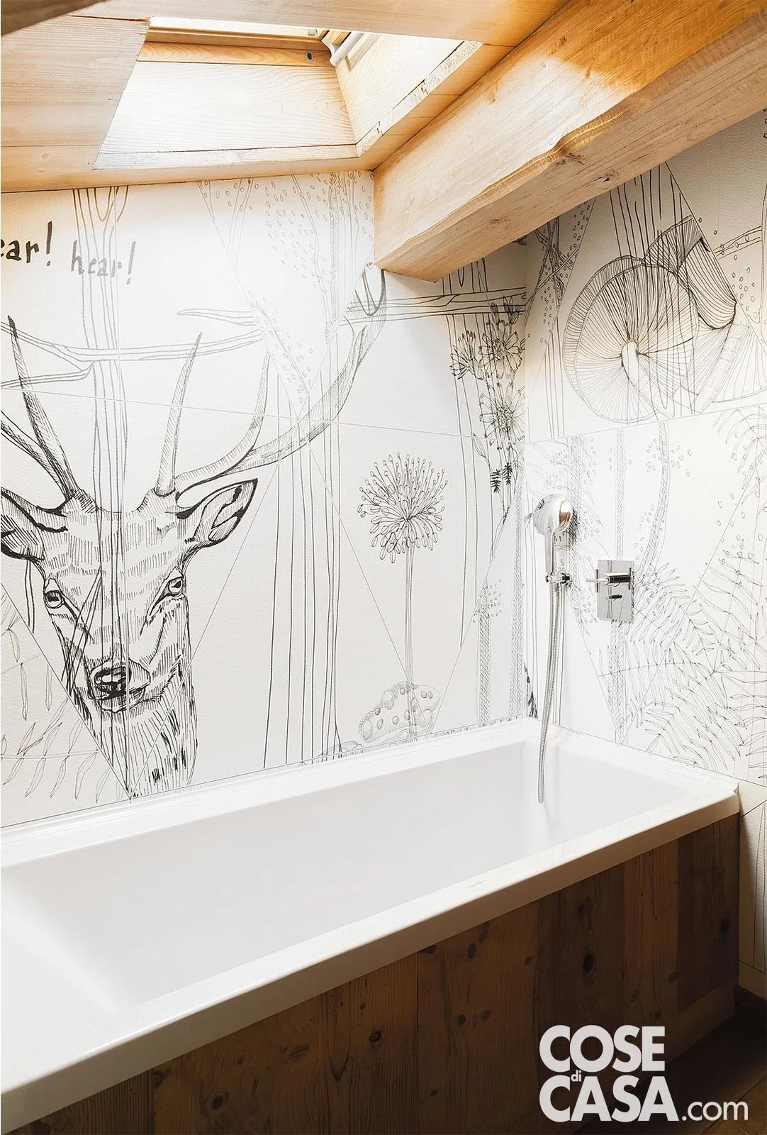 Se il bagno si trova all'ultimo piano in un locale mansardato, lo spazio sottostante può essere utilizzato per posizionare una vasca. Se poi c'è anche un lucernario sopra, la soluzione è particolarmente gradevole in quanto durante un rilassante bagno si possono ammirare le stelle. L’ambiente di servizio nel sottotetto è illuminato da un lucernario di Velux installato in fase di rifacimento della copertura con sistema di apertura e chiusura elettrico. Foto: Edi Solari. Progetto: arch. Elena Taretto, Torino – http://www.archilovers.com/elena-taretto, eletaretto@tin.it Se il bagno si trova all'ultimo piano in un locale mansardato, lo spazio sottostante può essere utilizzato per posizionare una vasca. Se poi c'è anche un lucernario sopra, la soluzione è particolarmente gradevole in quanto durante un rilassante bagno si possono ammirare le stelle. L’ambiente di servizio nel sottotetto è illuminato da un lucernario di Velux installato in fase di rifacimento della copertura con sistema di apertura e chiusura elettrico. Foto: Edi Solari. Progetto: arch. Elena Taretto, Torino – http://www.archilovers.com/elena-taretto, eletaretto@tin.it