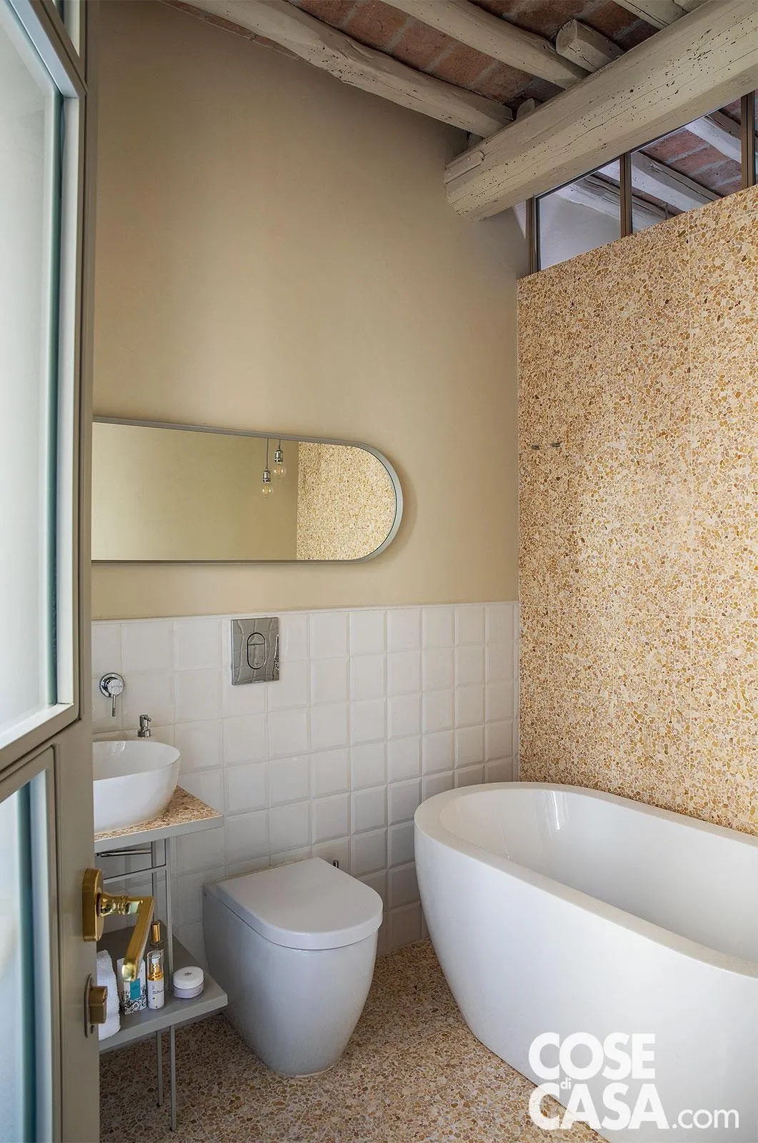 Può rivelarsi adatta a un piccolo locale di servizio anche la vasca freestanding, che occuperà lo spazio vicino alla parete, con un bel risultato estetico. Una scelta ideale anche in case d'epoca ristrutturate, in cui siano mantenuti soffitti originali o travi a vista. In questo caso per valorizzare al meglio il bagno e mantenere il tocco vintage di questo tipo di vasca, la si può abbinare a rivestimenti e a pavimentazioni tradizionali.Foto: Studio Wolo. Progetto: arch. Ilaria Bellia, ilaria.bellia@bstudio-arch.com - hello@bstudio-arch.com. Può rivelarsi adatta a un piccolo locale di servizio anche la vasca freestanding, che occuperà lo spazio vicino alla parete, con un bel risultato estetico. Una scelta ideale anche in case d'epoca ristrutturate, in cui siano mantenuti soffitti originali o travi a vista. In questo caso per valorizzare al meglio il bagno e mantenere il tocco vintage di questo tipo di vasca, la si può abbinare a rivestimenti e a pavimentazioni tradizionali.Foto: Studio Wolo. Progetto: arch. Ilaria Bellia, ilaria.bellia@bstudio-arch.com - hello@bstudio-arch.com.