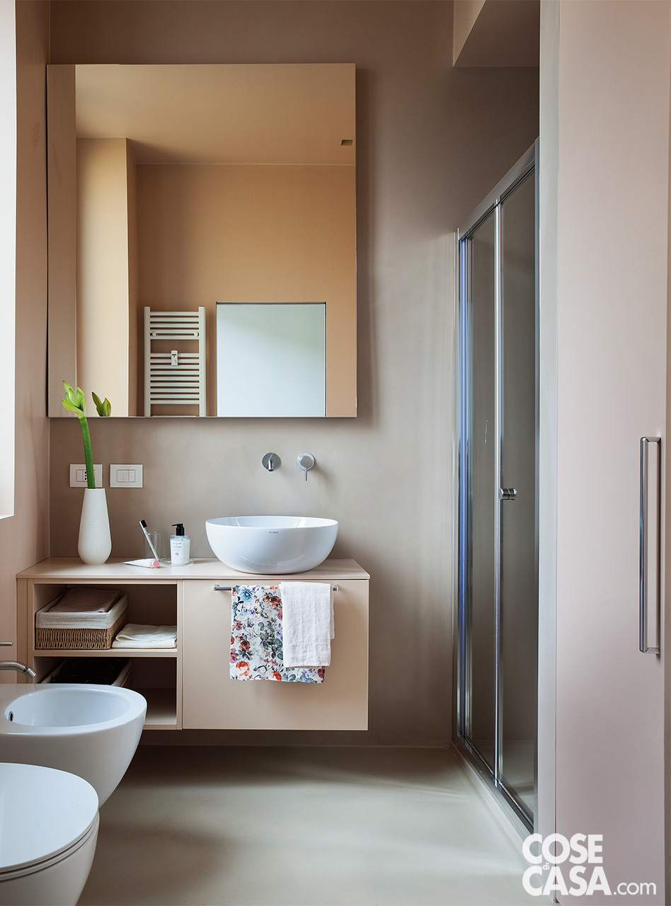 Bagno en suite di nuova realizzazione con rivestimenti in resina color tortora