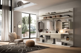 La cabina armadio Gemini di Moretti Compact ha sviluppo lineare e si integra armoniosamente con l'architettura della stanza. La struttura a cremagliera, punto di forza del sistema, garantisce massima libertà di configurazione e personalizzazione, mantenendo al contempo una leggerezza visiva.
È caratterizzata da una texture luminosa e impreziosita da dettagli in laccato tortora e profili in alluminio champagne. Misura L 309,3 x P 54,2 x H 257 cm. Prezzo: 3.090 euro. www.moretticompact.it