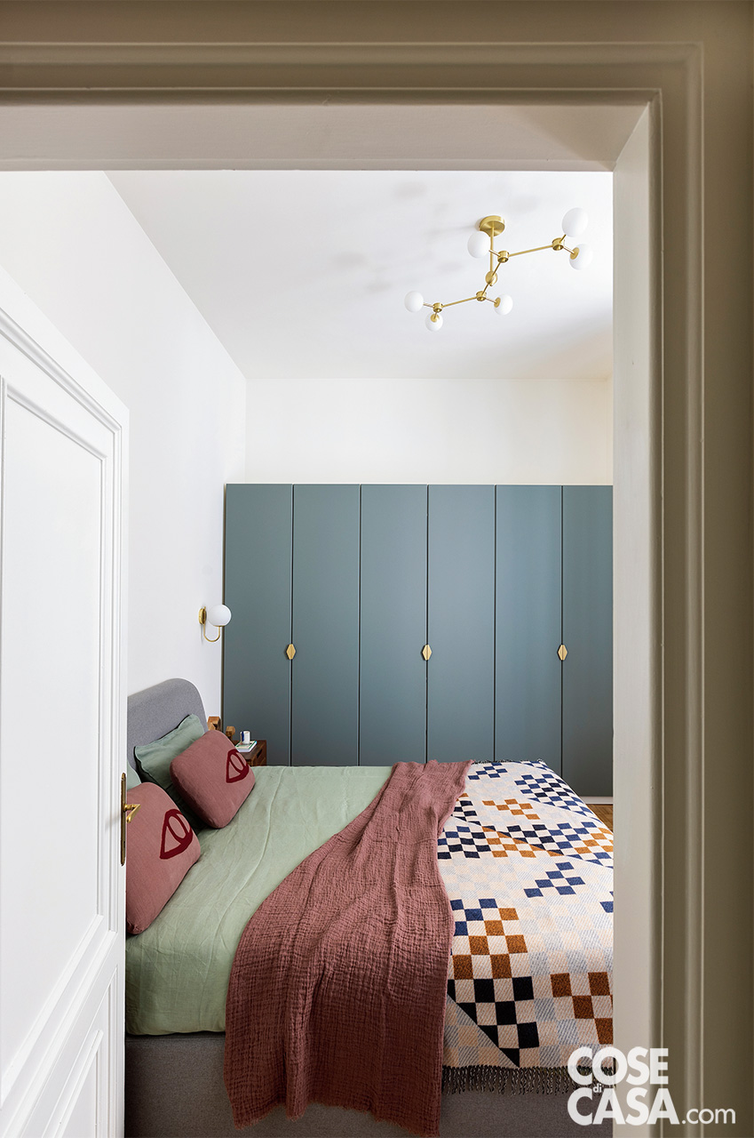 Camera con letto con armadio di produzione personalizzato con nuove maniglie Camera con letto con armadio di produzione personalizzato con nuove maniglie