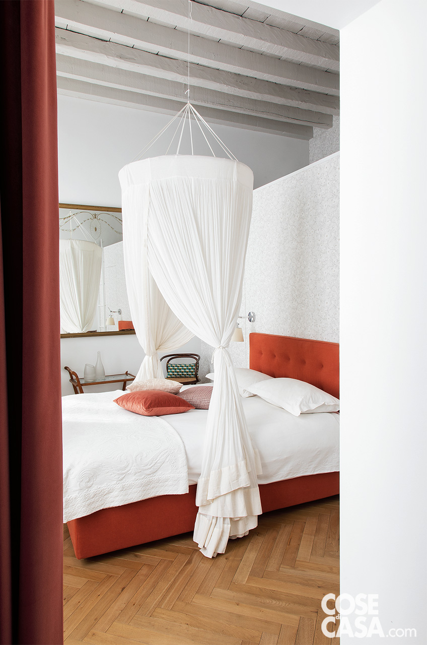 camera da letto con soffitto a travi e tenda a baldacchino camera da letto con soffitto a travi e tenda a baldacchino