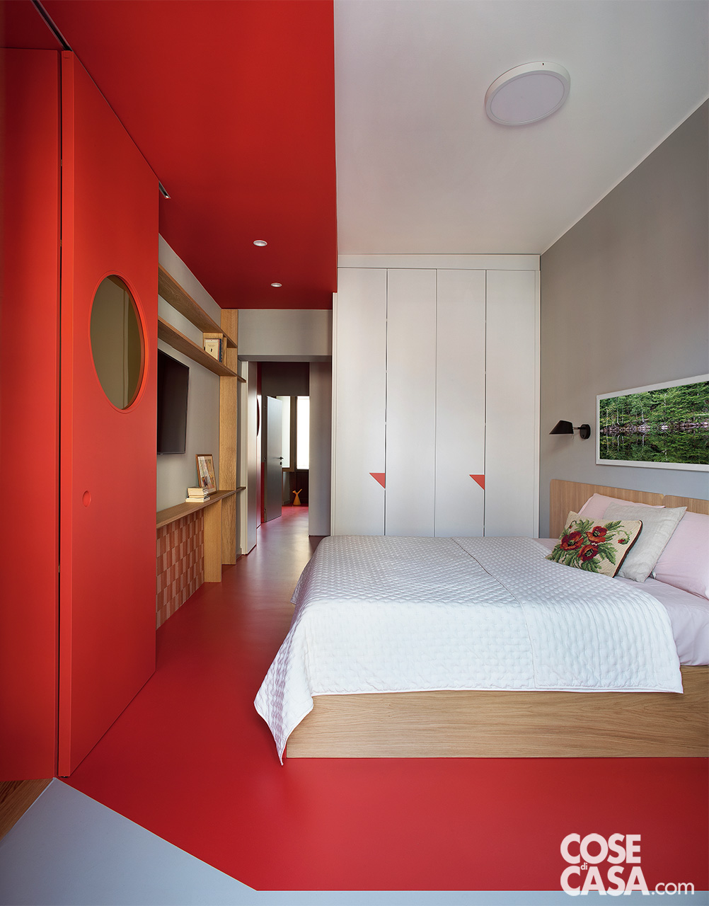 camera matrimoniale con letto in legno chiaro