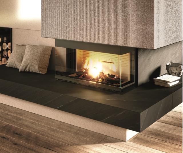 Offre una visione panoramica del fuoco su tre lati il caminetto a legna Ecomonoblocco WT 16 9 3D V12EPlus di Palazzetti, dotato di tecnologia O2Ring che abbatte le emissioni nocive. Il focolare è realizzato in Thermofix®, cemento refrattario chiaro di elevato spessore che ottimizza l’irraggiamento, migliora la combustione ed enfatizza la luminosità della fiamma. Potenza 12,5 kW. Rendimento 85,4%. Classe A+. 4 stelle. Misura L 108 x P 71 x H 164 cm. Prezzo 10.772 euro. www.palazzetti.it Offre una visione panoramica del fuoco su tre lati il caminetto a legna Ecomonoblocco WT 16 9 3D V12EPlus di Palazzetti, dotato di tecnologia O2Ring che abbatte le emissioni nocive. Il focolare è realizzato in Thermofix®, cemento refrattario chiaro di elevato spessore che ottimizza l’irraggiamento, migliora la combustione ed enfatizza la luminosità della fiamma. Potenza 12,5 kW. Rendimento 85,4%. Classe A+. 4 stelle. Misura L 108 x P 71 x H 164 cm. Prezzo 10.772 euro. www.palazzetti.it