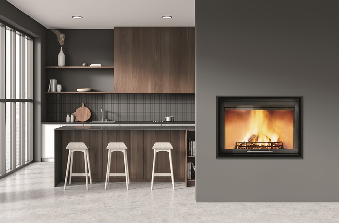 Il termocamino a legna MB Megraidro W di Caminetti Montegrappa riscalda l’acqua. La camera di combustione è rivestita in materiale refrattario di alto spessore e la porta in vetro ceramico a saliscendi e ribalta facilita la pulizia. Potenza 24,9-29,8 kW. Classe A+, 5 stelle. Misura L 109 x P 79 x H 163 cm. Costa da 4.800 euro. www.caminettimontegrappa.it Il termocamino a legna MB Megraidro W di Caminetti Montegrappa riscalda l’acqua. La camera di combustione è rivestita in materiale refrattario di alto spessore e la porta in vetro ceramico a saliscendi e ribalta facilita la pulizia. Potenza 24,9-29,8 kW. Classe A+, 5 stelle. Misura L 109 x P 79 x H 163 cm. Costa da 4.800 euro. www.caminettimontegrappa.it