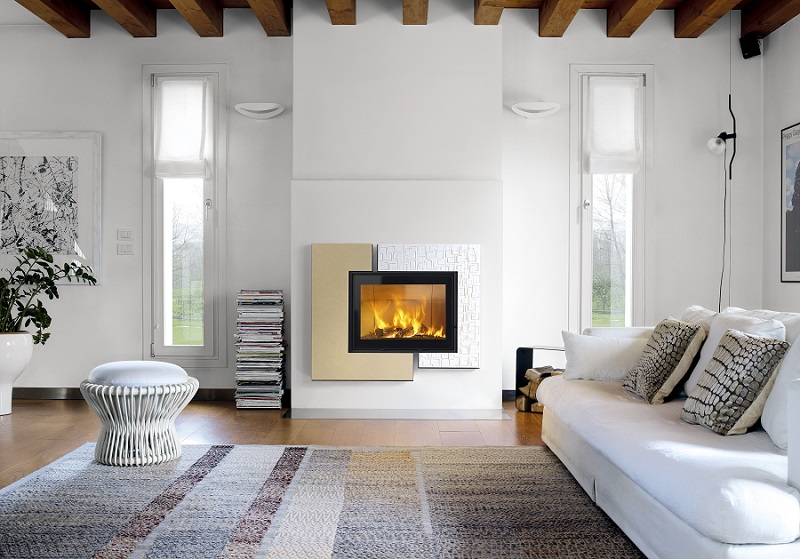 Il camino monoblocco a legna MC 65/60 Plus di Piazzetta ha focolare ermetico, quindi non sottrae aria all’ambiente e riscalda ad aria che, con ventilazione forzata con Multifuoco® System, è canalizzabile anche in più ambienti. Ha potenza 10 kW e rendimento 87%. Classe A+, 4 stelle. Misura L 73,5 x P 47,2 x H 153,2 cm. Il rivestimento Darwin è in maiolica, Bianco inciso e Sahara liscio, L 140 x P 5,2 x H 140 cm. www.piazzetta.it Il camino monoblocco a legna MC 65/60 Plus di Piazzetta ha focolare ermetico, quindi non sottrae aria all’ambiente e riscalda ad aria che, con ventilazione forzata con Multifuoco® System, è canalizzabile anche in più ambienti. Ha potenza 10 kW e rendimento 87%. Classe A+, 4 stelle. Misura L 73,5 x P 47,2 x H 153,2 cm. Il rivestimento Darwin è in maiolica, Bianco inciso e Sahara liscio, L 140 x P 5,2 x H 140 cm. www.piazzetta.it