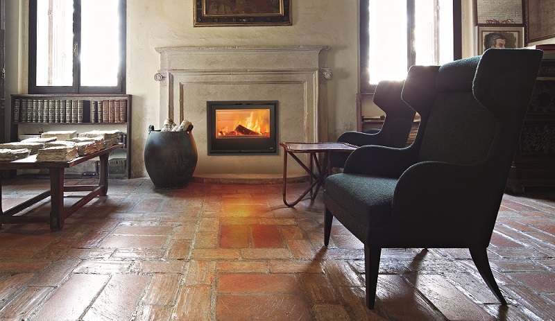 Qubox 60 Air di Mcz è un camino inserto alimentato a legna di dimensioni contenute, L 59 x P 41 x H 49 cm. È dotato di ventilazione frontale, porta in vetro e cassetto portacenere e la pulizia è agevolata grazie al focolare autopulente in refrattario autosbiancante. L’accensione è rapida, infatti la fiamma appare dopo meno di 3 minuti. Potenza 6,2 kW, rendimento 81,5%. Classe A+, 4 stelle. Prezzo da 1.970 euro + Iva. www.mcz.it Qubox 60 Air di Mcz è un camino inserto alimentato a legna di dimensioni contenute, L 59 x P 41 x H 49 cm. È dotato di ventilazione frontale, porta in vetro e cassetto portacenere e la pulizia è agevolata grazie al focolare autopulente in refrattario autosbiancante. L’accensione è rapida, infatti la fiamma appare dopo meno di 3 minuti. Potenza 6,2 kW, rendimento 81,5%. Classe A+, 4 stelle. Prezzo da 1.970 euro + Iva. www.mcz.it