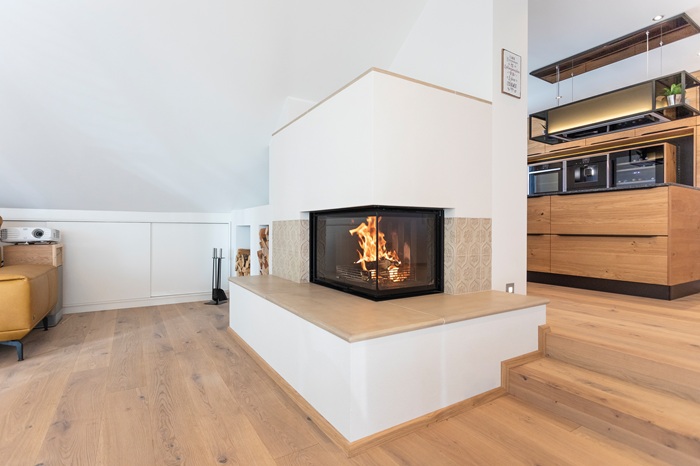 RII 50x80x50 Star di Rüegg è un camino con vetro su due lati e alimentato a legna, adatto anche per riscaldare uno spazioso living. Grazie al filtro catalitico nel focolare gli inquinanti di scarico sono ridotti, ottenendo la classe ambientale 5 stelle. Potenza 16,8 kW. Classe A+. Misura L 89 x P 6 x H 119 cm. Costa da 6.050 euro + Iva. www.ruegg-cheminee.com RII 50x80x50 Star di Rüegg è un camino con vetro su due lati e alimentato a legna, adatto anche per riscaldare uno spazioso living. Grazie al filtro catalitico nel focolare gli inquinanti di scarico sono ridotti, ottenendo la classe ambientale 5 stelle. Potenza 16,8 kW. Classe A+. Misura L 89 x P 6 x H 119 cm. Costa da 6.050 euro + Iva. www.ruegg-cheminee.com