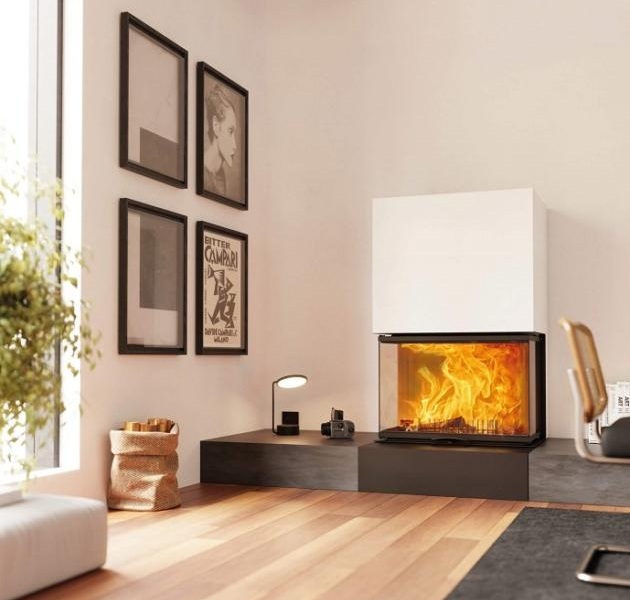 È alimentato a legna il caminetto Vuur Drie 80 di Austroflamm, distribuito da Mont-Export e caratterizzato da un design lineare con profili della cornice stretti o in versione solid. La camera di combustione è rivestita nell’agglomerato ceramico di colore scuro Keramott. È predisposto per l’inserimento di una griglia di cottura. Potenza 15 kW. Rendimento 82,1%. Classe A+, 4 stelle. Misura L 83,5 x P 59,2 x H 148,9 cm. Prezzo da 6.904 euro + Iva. www.montexport.it È alimentato a legna il caminetto Vuur Drie 80 di Austroflamm, distribuito da Mont-Export e caratterizzato da un design lineare con profili della cornice stretti o in versione solid. La camera di combustione è rivestita nell’agglomerato ceramico di colore scuro Keramott. È predisposto per l’inserimento di una griglia di cottura. Potenza 15 kW. Rendimento 82,1%. Classe A+, 4 stelle. Misura L 83,5 x P 59,2 x H 148,9 cm. Prezzo da 6.904 euro + Iva. www.montexport.it