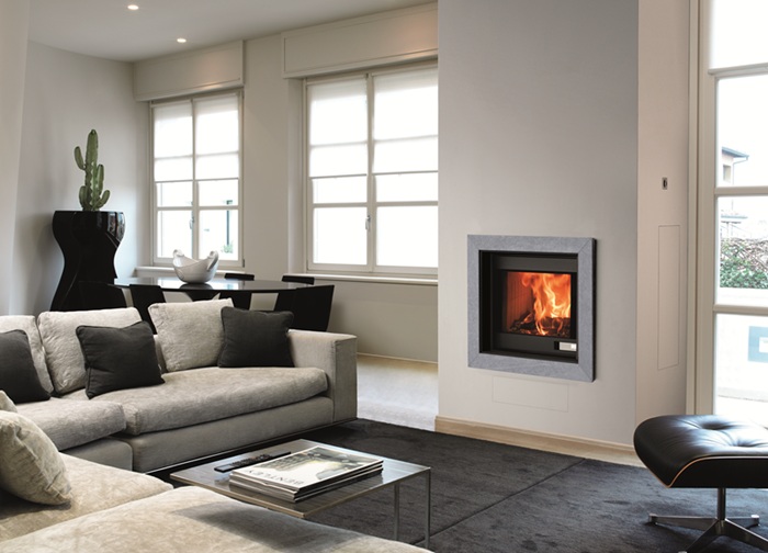 Foghet Evo Idro di Jolly Mec è un termocamino che riscalda con l’impianto idrico. È alimentato a legna (potenza 8 kW) e a pellet (serbatoio 45 kg, potenza 18,2 kW) con passaggio automatico che garantisce il riscaldamento continuo. Classe A+, ambientale 4 stelle. Misura L 98 x P 50 x H 160 cm. Costa da 7.610 euro + Iva. www.jolly-mec.it Foghet Evo Idro di Jolly Mec è un termocamino che riscalda con l’impianto idrico. È alimentato a legna (potenza 8 kW) e a pellet (serbatoio 45 kg, potenza 18,2 kW) con passaggio automatico che garantisce il riscaldamento continuo. Classe A+, ambientale 4 stelle. Misura L 98 x P 50 x H 160 cm. Costa da 7.610 euro + Iva. www.jolly-mec.it