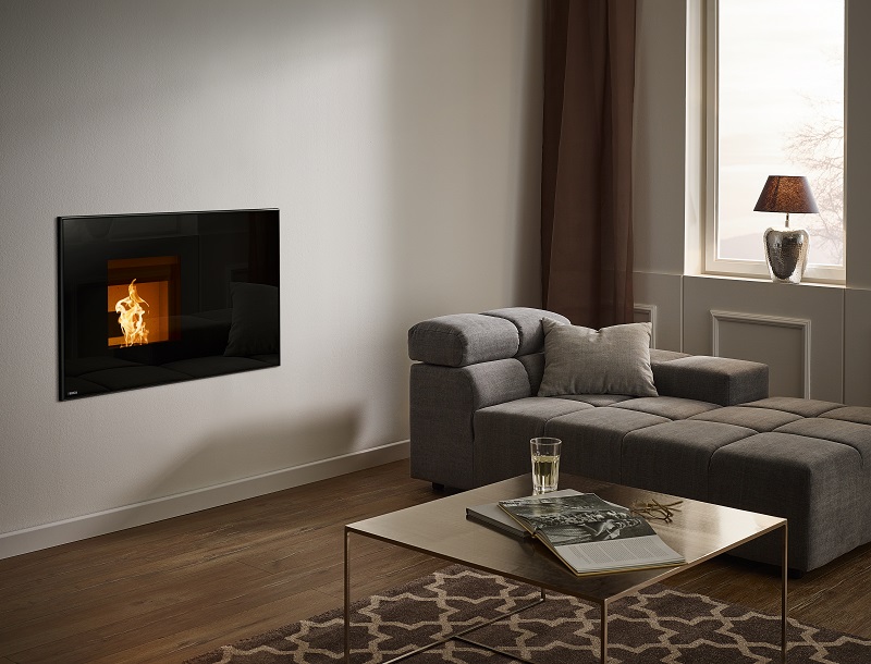 Interno di Rika è un inserto a pellet con display touch e serbatoio da 20 kg celato dalla grande porta in vetro. Non necessita di installazioni accessorie e l’aria calda viene diffusa nell’ambiente da un ventilatore silenzioso. Potenza 7 kW. Rendimento 90,1%. Classe A+, 4 stelle. Misura L 78,9 x P 58 x H 61,9 cm. Prezzo da 5.200 euro + Iva. www.rika.it Interno di Rika è un inserto a pellet con display touch e serbatoio da 20 kg celato dalla grande porta in vetro. Non necessita di installazioni accessorie e l’aria calda viene diffusa nell’ambiente da un ventilatore silenzioso. Potenza 7 kW. Rendimento 90,1%. Classe A+, 4 stelle. Misura L 78,9 x P 58 x H 61,9 cm. Prezzo da 5.200 euro + Iva. www.rika.it