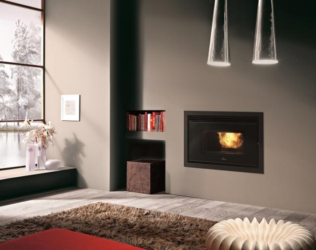 Il camino a pellet Pellkamin 12 Evo di Edilkamin è canalizzabile con tre ventilatori. Ha focolare in ghisa, è programmabile, ha radiocomando e Wi-Fi per la gestione da remoto. Potenza 12,7 kW. Rendimento 89,1%. Capacità serbatoio 18 kg con spia che segnala quando l'autonomia è di 30 minuti. Classe A+, ambientale 5 stelle. Misura L 93 x P 61 x H 63 cm. Prezzo da 4.870 euro + Iva. www.edilkamin.it Il camino a pellet Pellkamin 12 Evo di Edilkamin è canalizzabile con tre ventilatori. Ha focolare in ghisa, è programmabile, ha radiocomando e Wi-Fi per la gestione da remoto. Potenza 12,7 kW. Rendimento 89,1%. Capacità serbatoio 18 kg con spia che segnala quando l'autonomia è di 30 minuti. Classe A+, ambientale 5 stelle. Misura L 93 x P 61 x H 63 cm. Prezzo da 4.870 euro + Iva. www.edilkamin.it