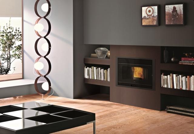 L’inserto a pellet Pellkamin 8 Evo di Edilkamin ha focolare in ghisa e il caricamento del pellet avviene con cassetto frontale o botola con scivolo. Programmabile, ha radiocomando e Wi-Fi integrato. Capacità serbatoio 11 kg con spia che segnala che l'autonomia è di circa 30 minuti. Potenza 8,1 kW. Rendimento 91,2%. Classe A+, 5 stelle. Misura L 73,5 x P 49 x H 49 cm. Prezzo da 3.665 euro + Iva. www.edilkamin.it L’inserto a pellet Pellkamin 8 Evo di Edilkamin ha focolare in ghisa e il caricamento del pellet avviene con cassetto frontale o botola con scivolo. Programmabile, ha radiocomando e Wi-Fi integrato. Capacità serbatoio 11 kg con spia che segnala che l'autonomia è di circa 30 minuti. Potenza 8,1 kW. Rendimento 91,2%. Classe A+, 5 stelle. Misura L 73,5 x P 49 x H 49 cm. Prezzo da 3.665 euro + Iva. www.edilkamin.it