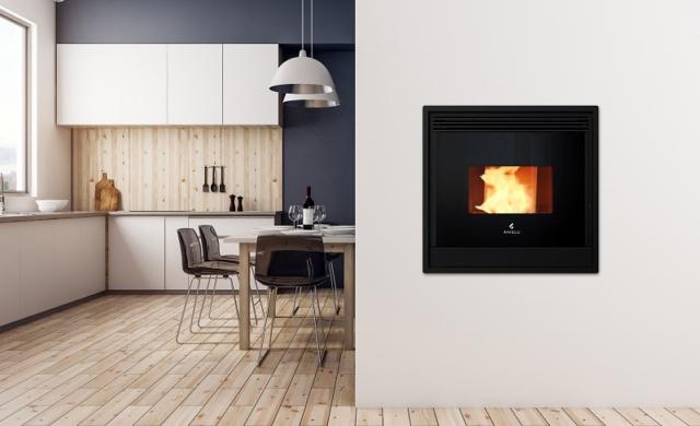 Termocamino a pellet RBH 150 V di Ravelli riscalda sia ad aria con ventilatore sul fronte sia collegato all’impianto dell’acqua. Ha frontale in vetro con griglia in alluminio nero ed è personalizzabile con una doppia cornice in acciaio verniciato. Ha telecomando con termostato incorporato per accensione, spegnimento e regolazione. Capacità serbatoio 24 kg con autonomia fino a 13 ore. Potenza 18,1 kW. Rendimento 93,1%. Classe A++, 5 stelle. Misura L 76 x P 69 x H 73 cm. http://ita.ravelligroup.it Termocamino a pellet RBH 150 V di Ravelli riscalda sia ad aria con ventilatore sul fronte sia collegato all’impianto dell’acqua. Ha frontale in vetro con griglia in alluminio nero ed è personalizzabile con una doppia cornice in acciaio verniciato. Ha telecomando con termostato incorporato per accensione, spegnimento e regolazione. Capacità serbatoio 24 kg con autonomia fino a 13 ore. Potenza 18,1 kW. Rendimento 93,1%. Classe A++, 5 stelle. Misura L 76 x P 69 x H 73 cm. http://ita.ravelligroup.it