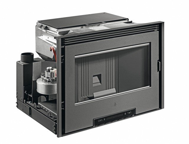 L’inserto SCP7 di Superior ha struttura in acciaio, estraibile con guide scorrevoli e focolare in ghisa. Si può programmare a sei fasce orarie e, con la funzione Energy saving, spegnimento e accensione sono automatici in base alla temperatura impostata. Potenza 7 kW, rendimento 87,5%, serbatoio pellet 7 kg. Misura L 68 x P 49 x H 49 cm. www.superiorstufe.com L’inserto SCP7 di Superior ha struttura in acciaio, estraibile con guide scorrevoli e focolare in ghisa. Si può programmare a sei fasce orarie e, con la funzione Energy saving, spegnimento e accensione sono automatici in base alla temperatura impostata. Potenza 7 kW, rendimento 87,5%, serbatoio pellet 7 kg. Misura L 68 x P 49 x H 49 cm. www.superiorstufe.com