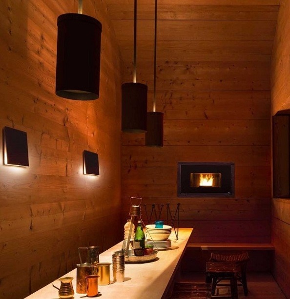 Offre ampia visione del fuoco grazie al formato panoramico Vivo 90 di Mcz, che misura L 90 x P 60 x H 56,1 cm. L’aria calda è canalizzabile, ha braciere e focolare in ghisa nera, camera di combustione stagna, doppio Wi-Fi integrato. L’accensione è rapida, infatti la fiamma appare dopo meno di 3 minuti. Serbatoio pellet 23 kg. Potenza 8,9 o 10,9 kW, rendimento 95,7%. Classe A+, 4 stelle. Prezzo da 4.220 euro + Iva. www.mcz.it Offre ampia visione del fuoco grazie al formato panoramico Vivo 90 di Mcz, che misura L 90 x P 60 x H 56,1 cm. L’aria calda è canalizzabile, ha braciere e focolare in ghisa nera, camera di combustione stagna, doppio Wi-Fi integrato. L’accensione è rapida, infatti la fiamma appare dopo meno di 3 minuti. Serbatoio pellet 23 kg. Potenza 8,9 o 10,9 kW, rendimento 95,7%. Classe A+, 4 stelle. Prezzo da 4.220 euro + Iva. www.mcz.it