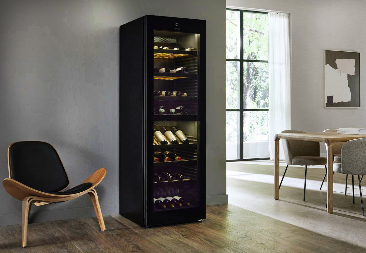 Con la funzione PresenterFrame nella cantinetta KWTS 4785 F 125 Gala Ed Nero di Miele anche dopo l'apertura le bottiglie di vino si conservano al meglio e sempre in condizioni ideali. In classe F, ha due zone temperatura separate e funzione ActiveHumidity per la regolazione ottimale dell’umidità. I ripiani comfort a vibrazioni ridotte scorrono dolcemente e sono dotati di un meccanismo di rientro automatico ammortizzato. Smart, alloggia fino a 368 bottiglie e ha un consumo energetico annuo di 126,66 kWh. Misura L 60 x P 68 x H 185 cm. Prezzo 3.299 euro. www.miele.it Con la funzione PresenterFrame nella cantinetta KWTS 4785 F 125 Gala Ed Nero di Miele anche dopo l'apertura le bottiglie di vino si conservano al meglio e sempre in condizioni ideali. In classe F, ha due zone temperatura separate e funzione ActiveHumidity per la regolazione ottimale dell’umidità. I ripiani comfort a vibrazioni ridotte scorrono dolcemente e sono dotati di un meccanismo di rientro automatico ammortizzato. Smart, alloggia fino a 368 bottiglie e ha un consumo energetico annuo di 126,66 kWh. Misura L 60 x P 68 x H 185 cm. Prezzo 3.299 euro. www.miele.it