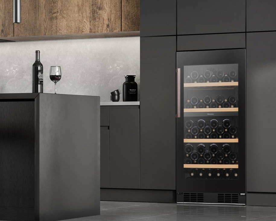 La cantina per vini RW3N230GELF di Hisense - in classe F - ha 4 ripiani in legno di faggio che offrono un supporto solido a 108 bottiglie. Le due zone di temperatura indipendenti, superiore e inferiore, permettono di regolare autonomamente il clima ideale per vini bianchi, rossi o spumanti, con una gamma di temperatura che varia dai 5°C ai 20°C. Emette 38 decibel di rumorosità e ha connettività Wi-Fi, compatibile con l’App Vivino, per monitorare e gestire comodamente temperatura, illuminazione e altre funzioni attraverso un pannello di controllo elettronico touch. Misura L 46 x P 45 x H 84 cm. Prezzo da rivenditore. www.hisense.it La cantina per vini RW3N230GELF di Hisense - in classe F - ha 4 ripiani in legno di faggio che offrono un supporto solido a 108 bottiglie. Le due zone di temperatura indipendenti, superiore e inferiore, permettono di regolare autonomamente il clima ideale per vini bianchi, rossi o spumanti, con una gamma di temperatura che varia dai 5°C ai 20°C. Emette 38 decibel di rumorosità e ha connettività Wi-Fi, compatibile con l’App Vivino, per monitorare e gestire comodamente temperatura, illuminazione e altre funzioni attraverso un pannello di controllo elettronico touch. Misura L 46 x P 45 x H 84 cm. Prezzo da rivenditore. www.hisense.it