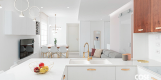 Una casa bianca luminosissima con contrasti in legno