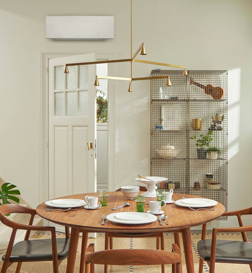 Progettato per armonizzarsi con ogni stile di arredamento, il climatizzatore Emura di Daikin unisce design elegante, funzionalità e tecnologia avanzata. Il sistema ottimizza il flusso d'aria per distribuire la temperatura in modo uniforme, mentre l’Intelligent Thermal Sensor monitora ogni area della stanza per garantire il massimo comfort. Inoltre, con i filtri purificatori integrati e la tecnologia Flash Streamer, Daikin Emura cattura polveri, elimina allergeni e odori, migliorando significativamente la qualità dell’aria interna. Prezzo da rivenditore. http://www.daikin.it Progettato per armonizzarsi con ogni stile di arredamento, il climatizzatore Emura di Daikin unisce design elegante, funzionalità e tecnologia avanzata. Il sistema ottimizza il flusso d'aria per distribuire la temperatura in modo uniforme, mentre l’Intelligent Thermal Sensor monitora ogni area della stanza per garantire il massimo comfort. Inoltre, con i filtri purificatori integrati e la tecnologia Flash Streamer, Daikin Emura cattura polveri, elimina allergeni e odori, migliorando significativamente la qualità dell’aria interna. Prezzo da rivenditore. http://www.daikin.it