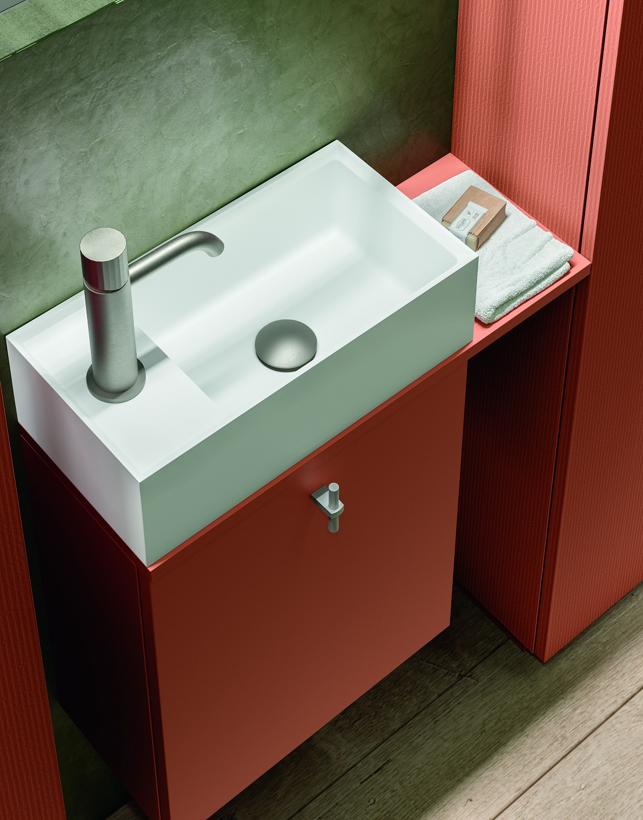 Appartenente alla collezione CartaBianca di Cerasa la composizione laccata NCS S4550-Y60R con effetto goffrato. È costituita da una base con anta per lavamani che misura L 40,8 x P 21,5 x H 48 cm con piano lungo 55 cm e lavabo Pixie L 41,3 x P 21,7 x H 12,8 cm. Completa l’insieme lo specchio Music da 50 x 90 cm, con illuminazione a LED dimmerabile e casse audio con collegamento Bluetooth. Prezzo, Iva esclusa, 1.426 euro. www.cerasa.it