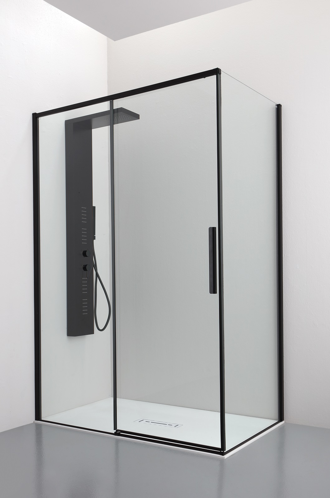 È tono su tono la colonna doccia Easy Shower Total Black di Kinedo con manopole e doccino dello stesso colore e con 4 microjets verticali per un benefico massaggio ad acqua. Disponibile anche in total white. Misura L 50 x H 151 cm. Prezzo, Iva esclusa, 545 euro. www.kinedo.it È tono su tono la colonna doccia Easy Shower Total Black di Kinedo con manopole e doccino dello stesso colore e con 4 microjets verticali per un benefico massaggio ad acqua. Disponibile anche in total white. Misura L 50 x H 151 cm. Prezzo, Iva esclusa, 545 euro. www.kinedo.it