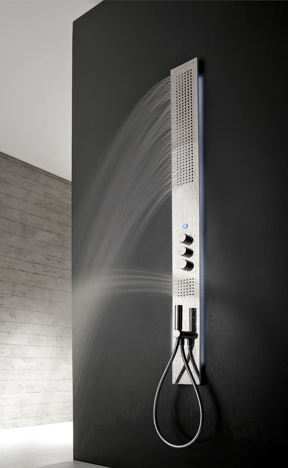 Ha linee pulite ed essenziali la colonna doccia Obliqua di Zazzeri. È dotata di sistema direzionale Flyfall Rain System che controlla la direzionalità dell’acqua e contiene in spazi ridotti l’impronta dell’acqua a terra, cosa che ne permette l’installazione in qualsiasi tipo di bagno, anche non di grandi dimensioni. Misura L 13 x H 150,3 cm. Prezzo del modello piatti a colonna intera, Iva esclusa, 3.860 euro. www.zazzeri.it Ha linee pulite ed essenziali la colonna doccia Obliqua di Zazzeri. È dotata di sistema direzionale Flyfall Rain System che controlla la direzionalità dell’acqua e contiene in spazi ridotti l’impronta dell’acqua a terra, cosa che ne permette l’installazione in qualsiasi tipo di bagno, anche non di grandi dimensioni. Misura L 13 x H 150,3 cm. Prezzo del modello piatti a colonna intera, Iva esclusa, 3.860 euro. www.zazzeri.it